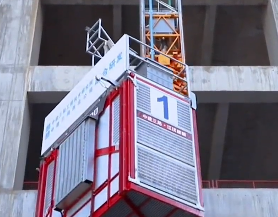 循环电梯梯笼在高空旋转180度变换轨道.png